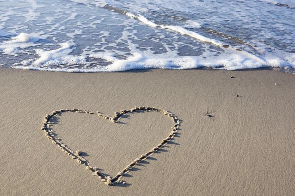 Corazón de arena en la playa —  Fotos de Stock