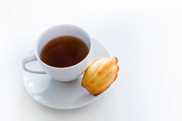 Galleta Madeleine con taza de té — Foto de Stock