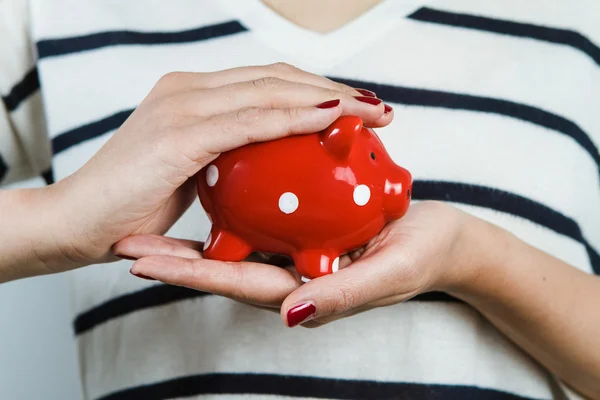 Mulher segurando Piggy Bank — Fotografia de Stock