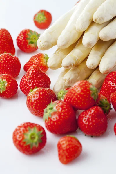 白色芦笋和草莓 — 图库照片