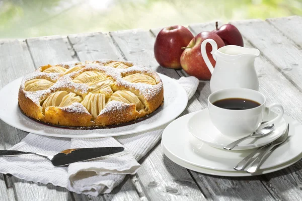 Apfelkuchen und frische Äpfel — Stockfoto