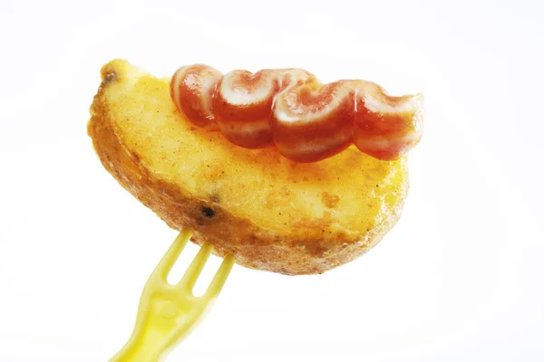 Potato wedge med ketchup på plast gaffel — Stockfoto