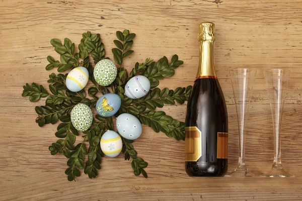 Decoración de Pascua con botella de champán —  Fotos de Stock