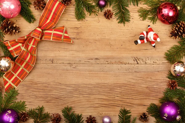 Figurinha de Papai Noel em fundo de madeira — Fotografia de Stock
