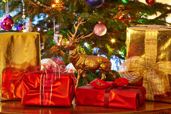 Karácsonyi ajándékokat, és a karácsonyfa — Stock Fotó