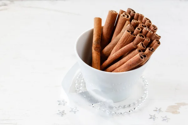 Cuenco con palitos de canela — Foto de Stock