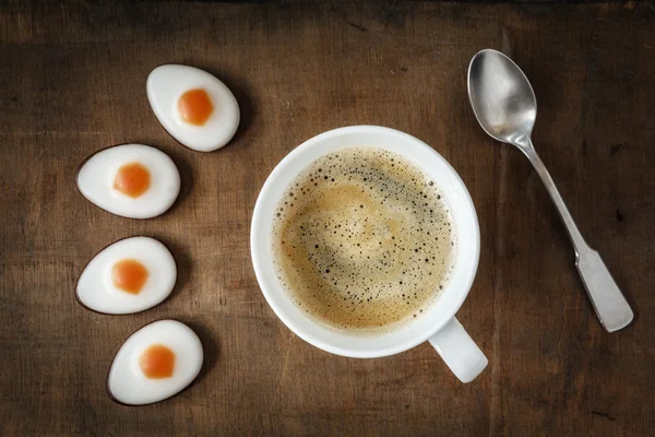 Huevos de Fondant y taza de café — Foto de Stock