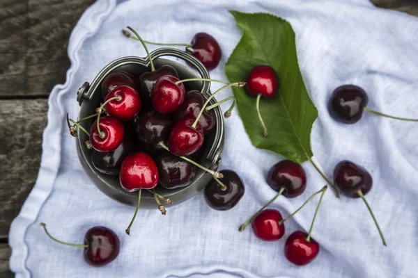 Cerises fraîches dans un bol — Photo