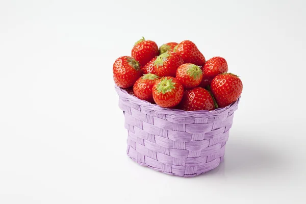 在草篮草莓 — 图库照片