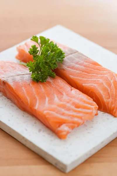 Dos filetes de salmón sin cocer —  Fotos de Stock