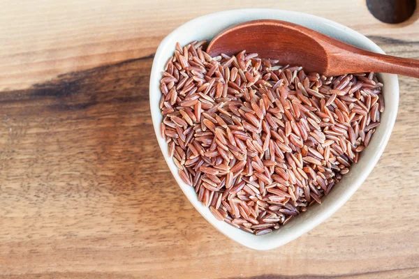 Czerwony pełnoziarnisty ryż w misce — Zdjęcie stockowe