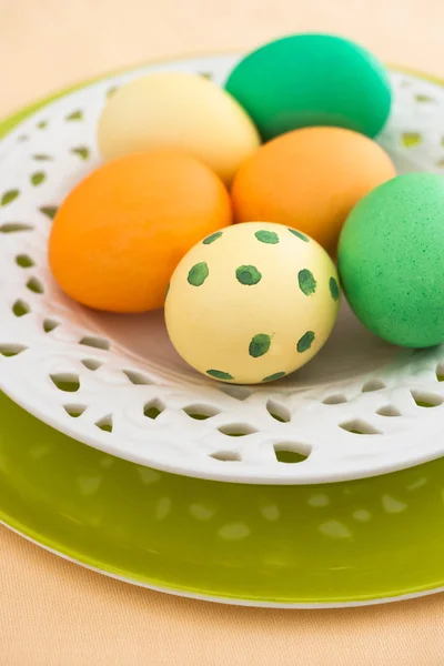 Пасхальные яйца на столе — стоковое фото