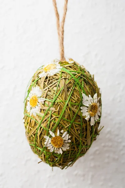 Velikonoční vajíčko vyrobené ze slámy — Stock fotografie