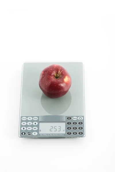 디지털 저울에 신선한 빨간 사과 — 스톡 사진