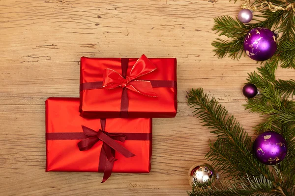 Vánoční dárky, větvičky jedle — Stock fotografie