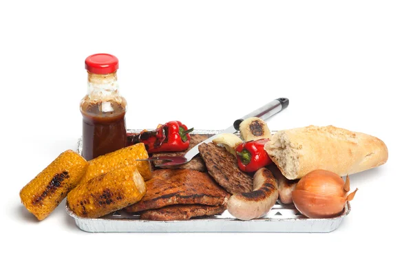 Grillfleisch, Mais, Paprika und Soße — Stockfoto