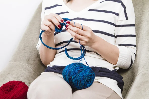 Jovem mulher tricô lenço azul — Fotografia de Stock