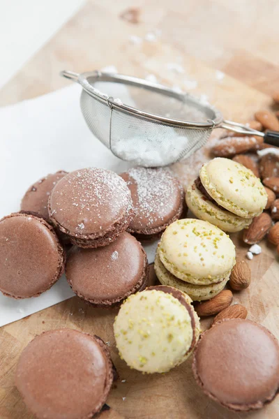 Macaroons caseiros na placa de madeira — Fotografia de Stock