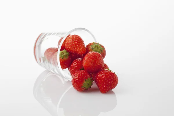 玻璃与桩的草莓 — 图库照片