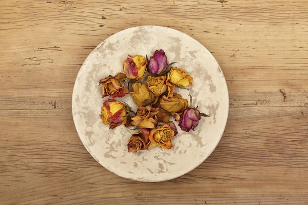 Rose secche in piatto decorativo — Foto Stock