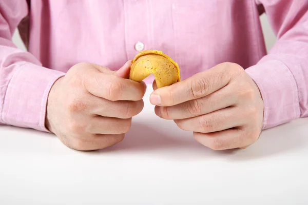 Homem com bolachas da sorte — Fotografia de Stock