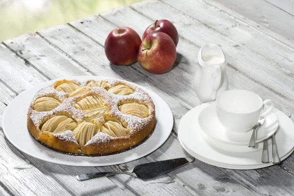 Яблучний пиріг і свіжі яблука — стокове фото