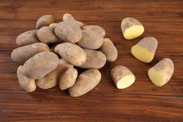 Kartoffeln auf Holz, halbiert — Stockfoto