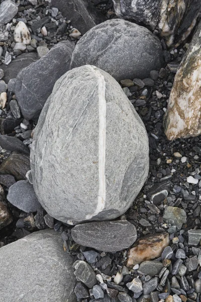 Grå sten på stranden — Stockfoto
