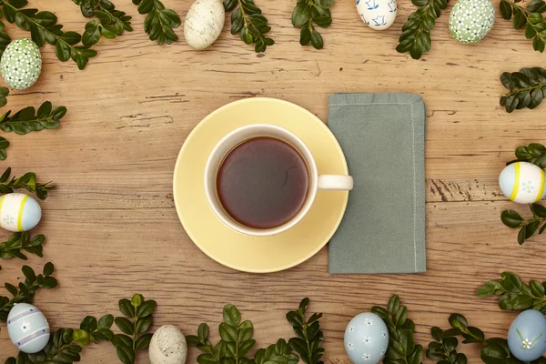 Decoración de Pascua con huevos coloridos — Foto de Stock