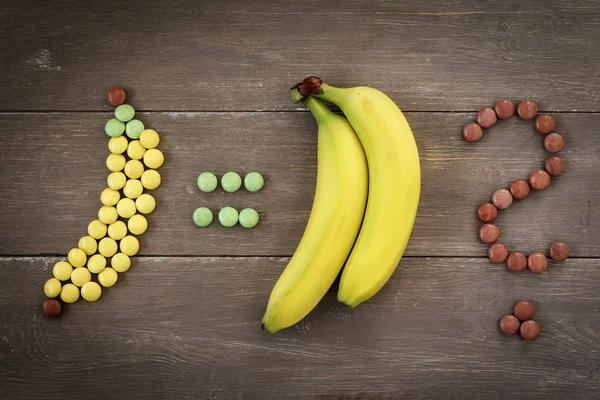 Banana y smarties, signo de interrogación — Foto de Stock