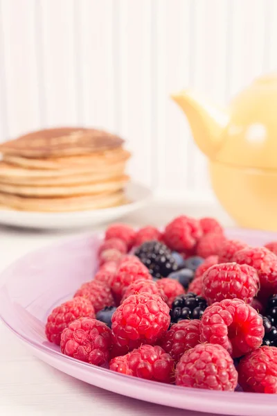 Fresh berries and homemade pancakes — Stock Photo, Image