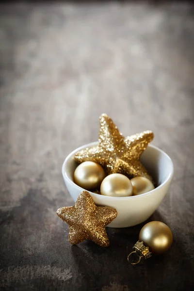 在碗里的金色圣诞装饰品。 — 图库照片