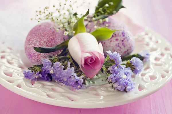 Rosa påskägg och blommor — Stockfoto