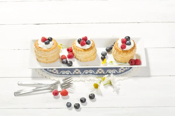 Puff pastries with vanilla-icecream — Stock Photo, Image