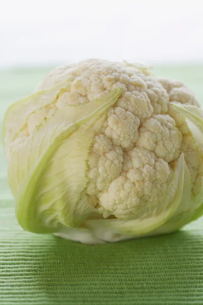 Uncooked fresh cauliflower — Stock Photo, Image