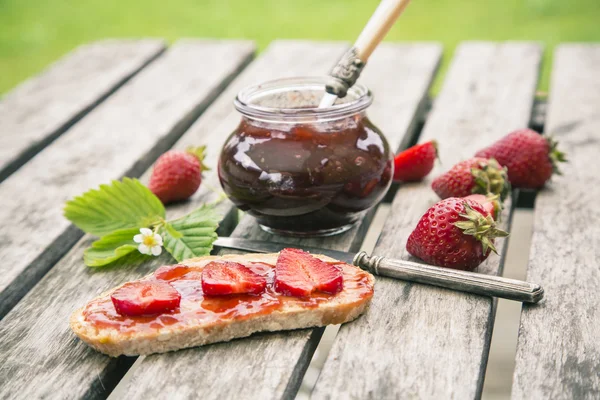 Marmellata di fragole e fragole — Foto Stock