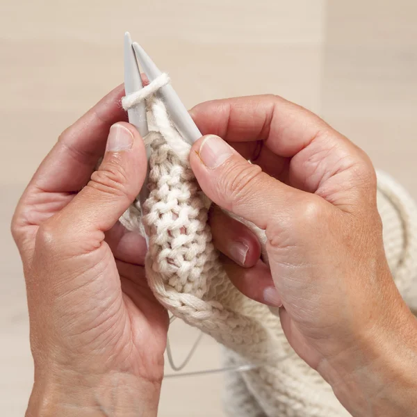 인간의 손 뜨개질 — 스톡 사진
