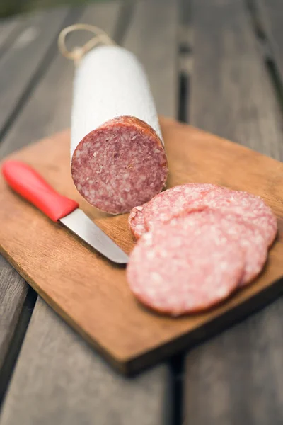 Wurst mit Messer — Stockfoto