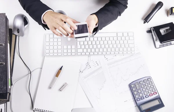 Frau arbeitet am Schreibtisch — Stockfoto