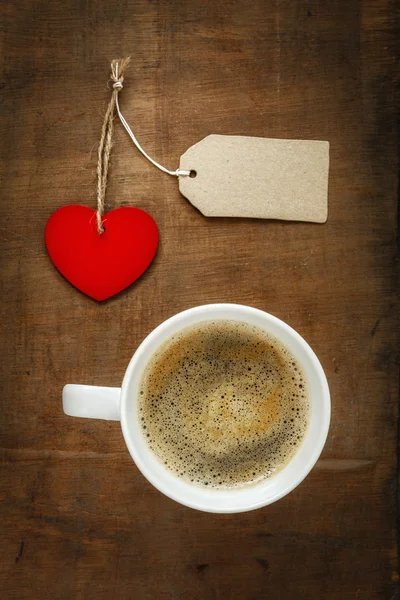 Taza de café y corazón de papel rojo —  Fotos de Stock