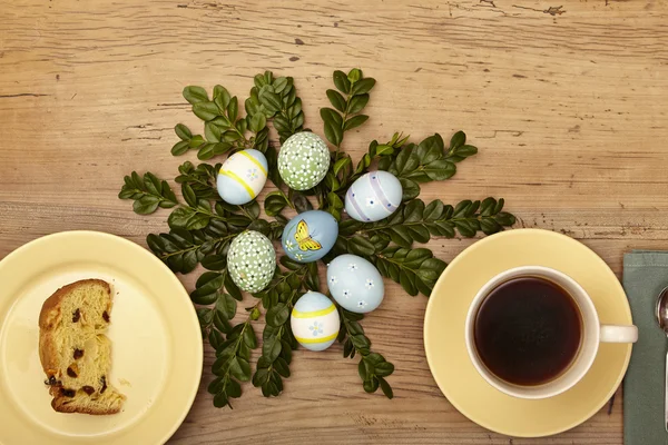 Decorazione pasquale con uova colorate — Foto Stock