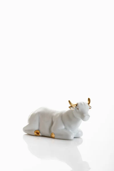 Figurinha de porcelana de boi berço — Fotografia de Stock