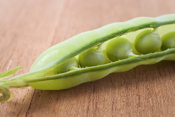 Peapod ligeiramente aberto — Fotografia de Stock