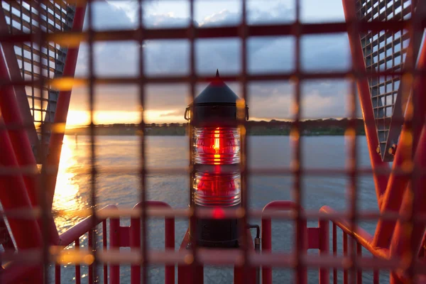 Luz roja de navegación al atardecer —  Fotos de Stock