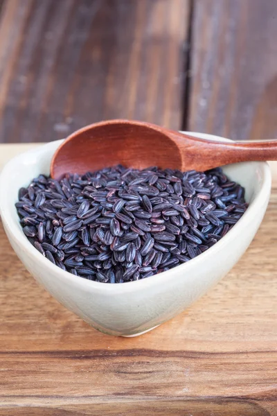 Black wholemeal rice in bowl — Stock Photo, Image