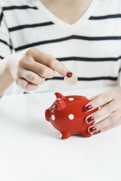 Mujer ahorrando dinero — Foto de Stock