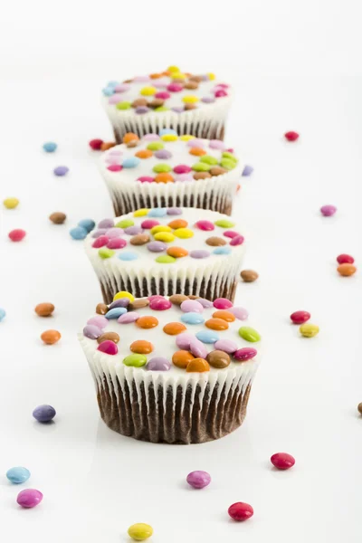 Bolinhos de chocolate com gotas de chocolate — Fotografia de Stock