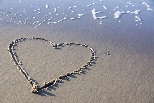 Cuore in sabbia a spiaggia — Foto Stock