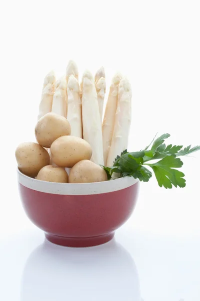 Asperges, aardappelen en peterselie — Stockfoto