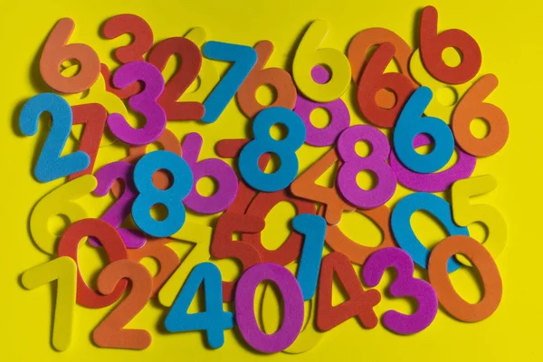 Numere colorate pe galben — Fotografie, imagine de stoc